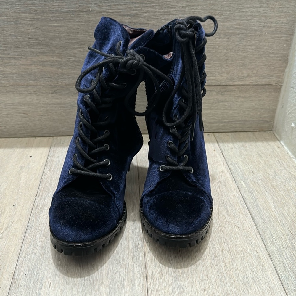 Blue velvet shoes